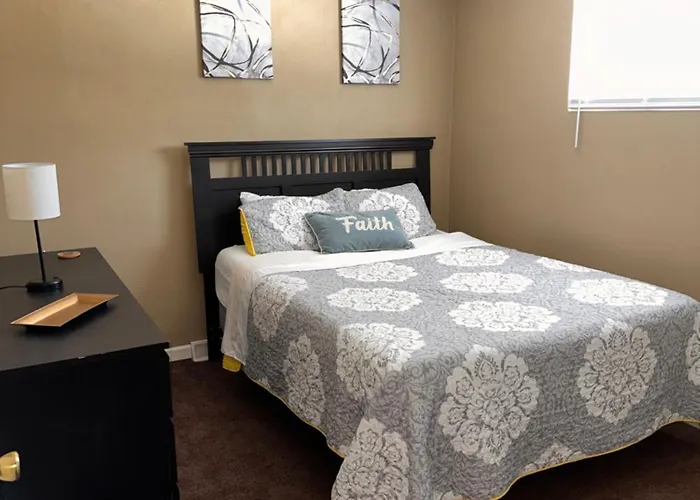 A Huge Sprawling House On A Large Lot -15 Minutes To St Louis Holiday home