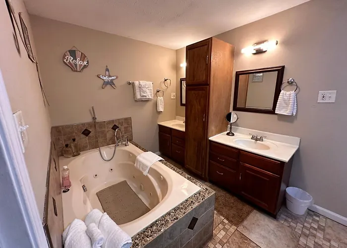 A Huge Sprawling House On A Large Lot -15 Minutes To St Louis Belleville
