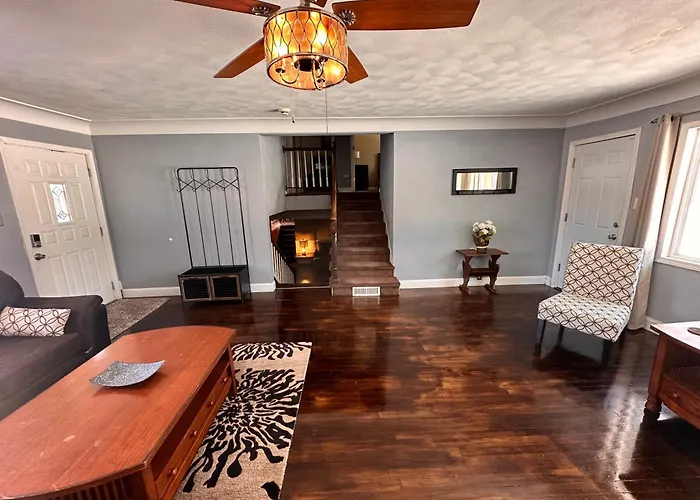 A Huge Sprawling House On A Large Lot -15 Minutes To St Louis Holiday home