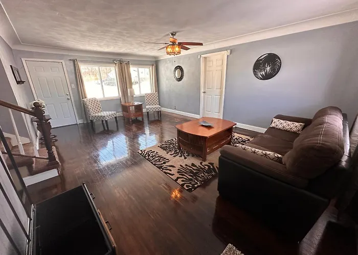 A Huge Sprawling House On A Large Lot -15 Minutes To St Louis Holiday home Belleville