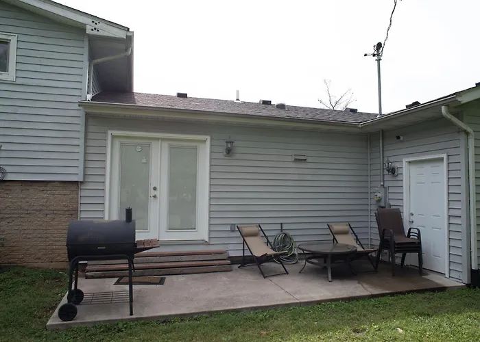A Huge Sprawling House On A Large Lot -15 Minutes To St Louis *