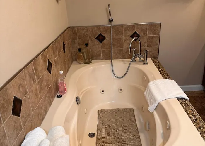 A Huge Sprawling House On A Large Lot -15 Minutes To St Louis *