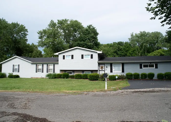 Holiday home A Huge Sprawling House On A Large Lot -15 Minutes To St Louis *