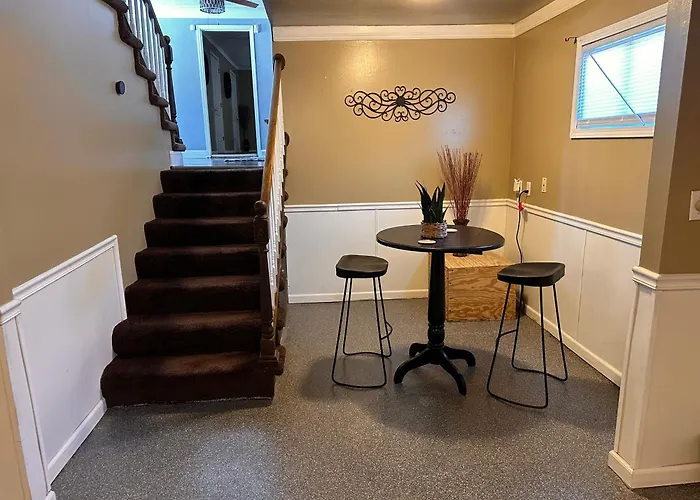 A Huge Sprawling House On A Large Lot -15 Minutes To St Louis Belleville