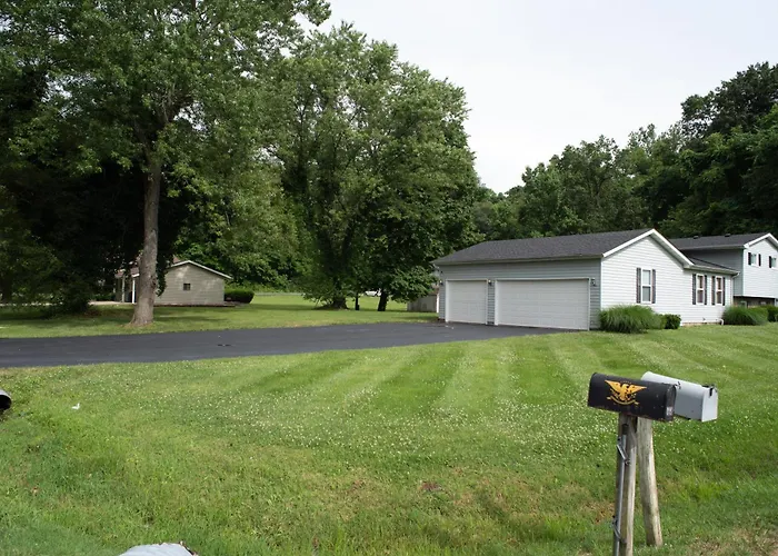 A Huge Sprawling House On A Large Lot -15 Minutes To St Louis Holiday home *
